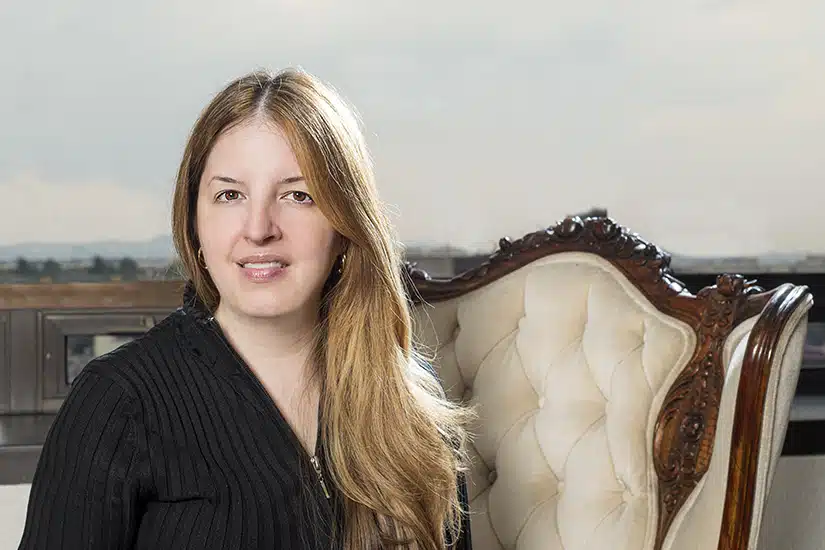 Florencia Garza, Oriflame, portrait on chair