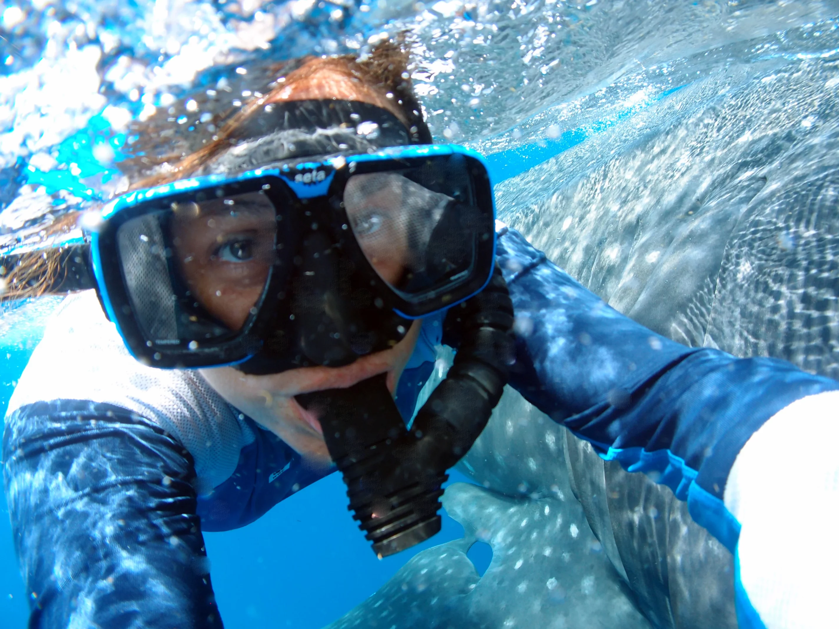 Dení Ramirez-Macias snorkels underwater and takes a selfie.